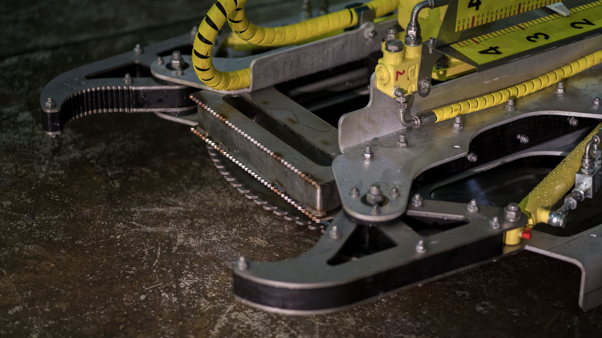 Close-up of C1-16 UL diamond cutting chain mechanism